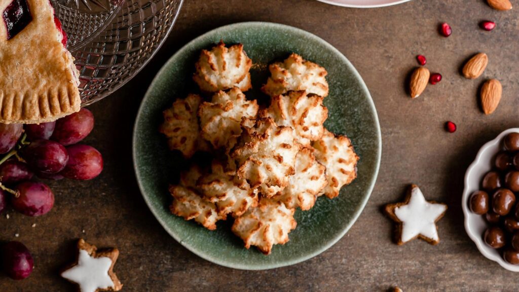 Top-down view of cocadas in a bowl