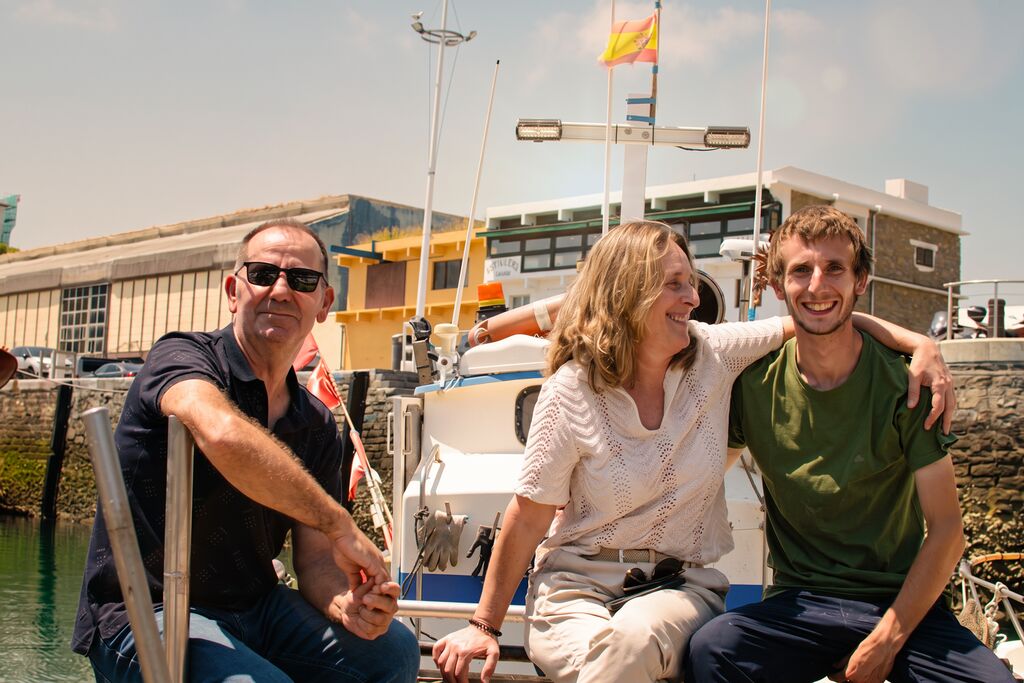 Family on boat in Getaria harbor