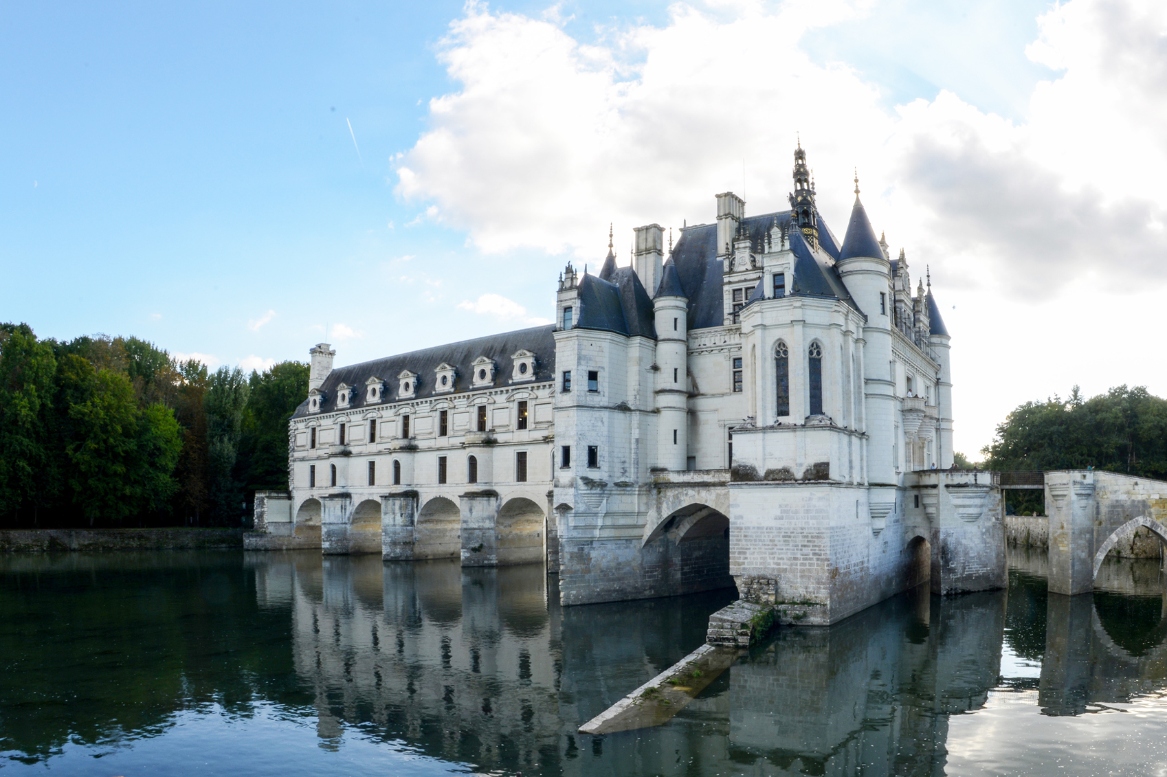 European castles Chenonceaux-www.istockphoto.comgbphotochateau-chenonceaux-gm491497236-75780191-Typehistorian