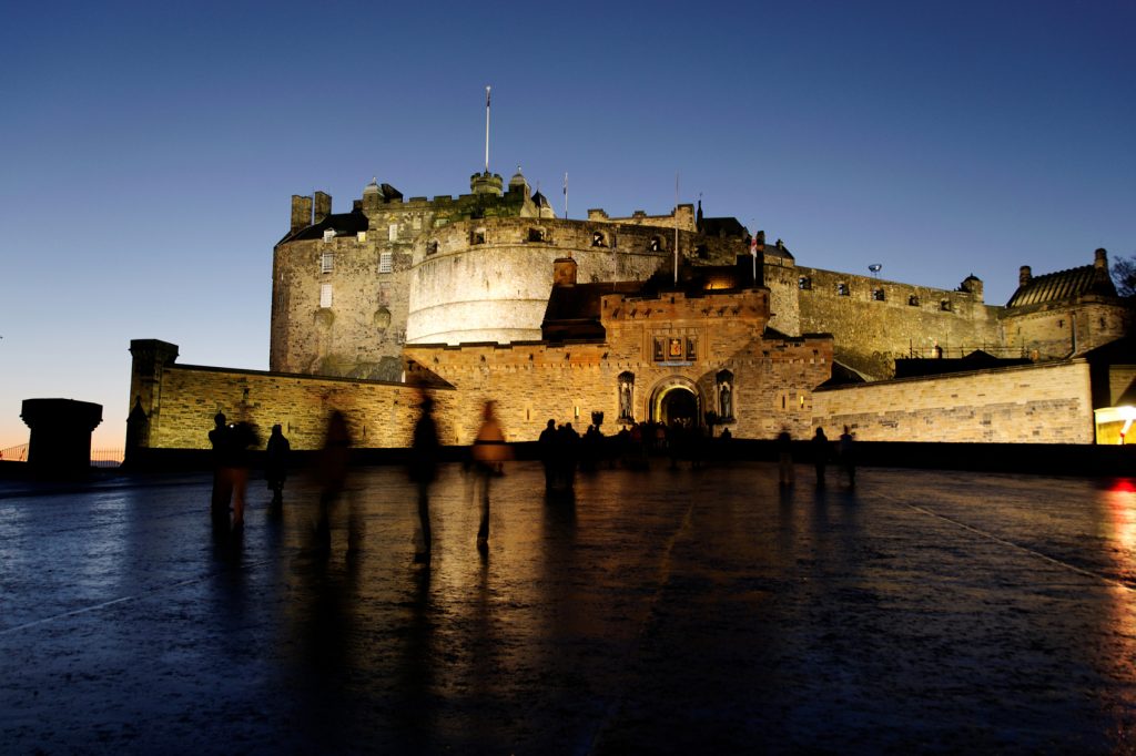 European castles Edinburgh-castle-www.istockphoto.comgbphotoedinburgh-castle-in-the-evening-with-lights-gm171144883-1085.jpg8532-HPuschmann