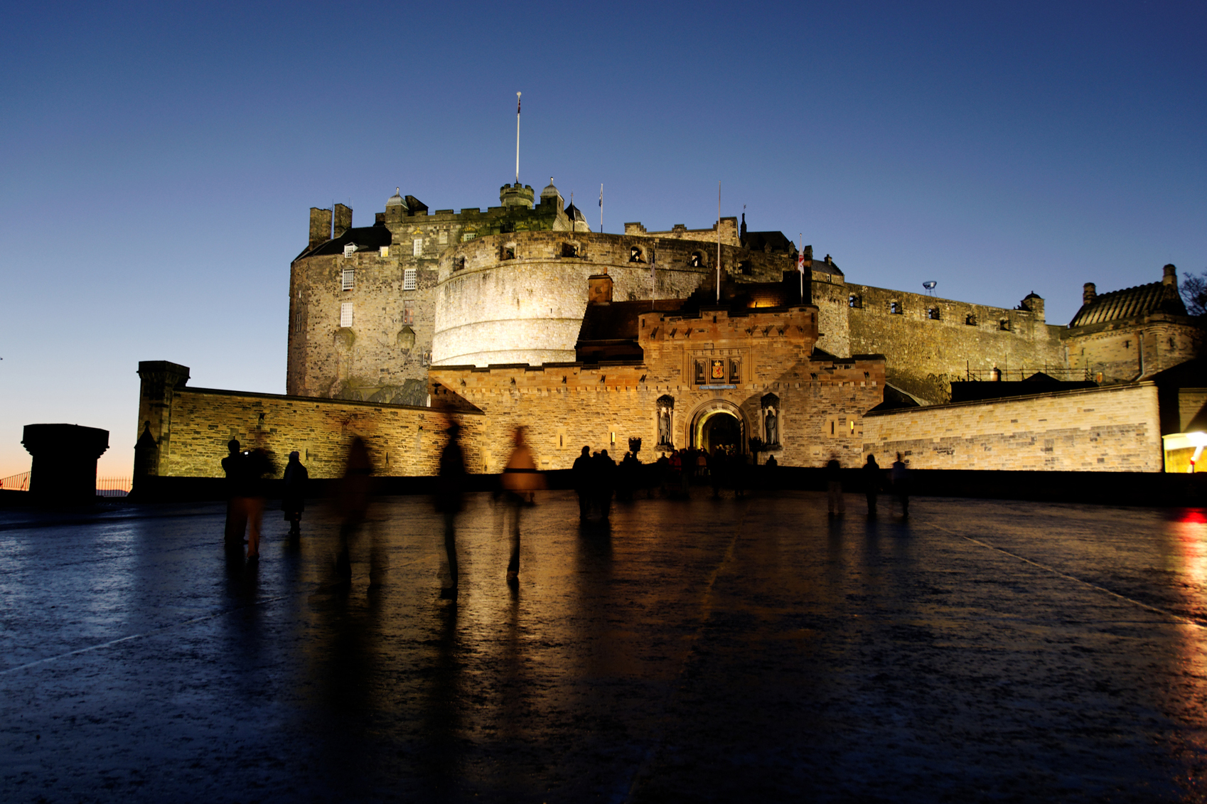 European castles Edinburgh-castle-www.istockphoto.comgbphotoedinburgh-castle-in-the-evening-with-lights-gm171144883-1085.jpg8532-HPuschmann