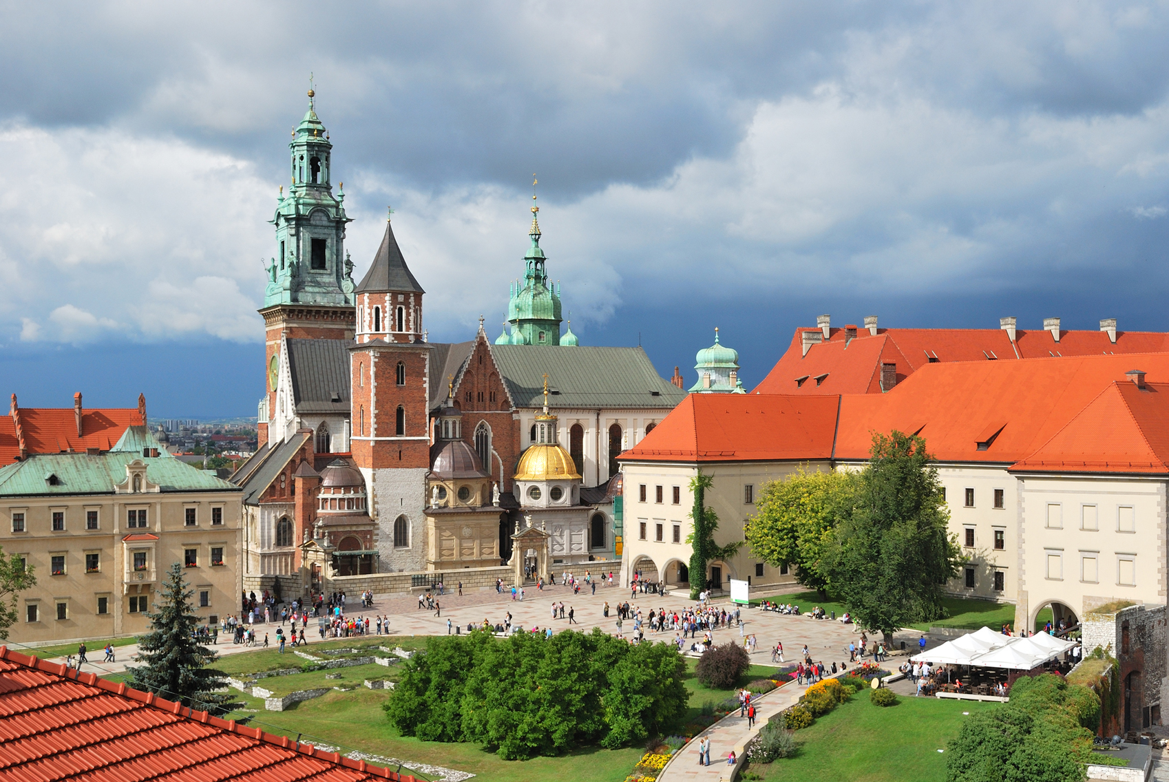 European castles Wawel-www.istockphoto.comgbphotokrakow-wawel-cathedral-gm153873093-21244041-TanyaSv