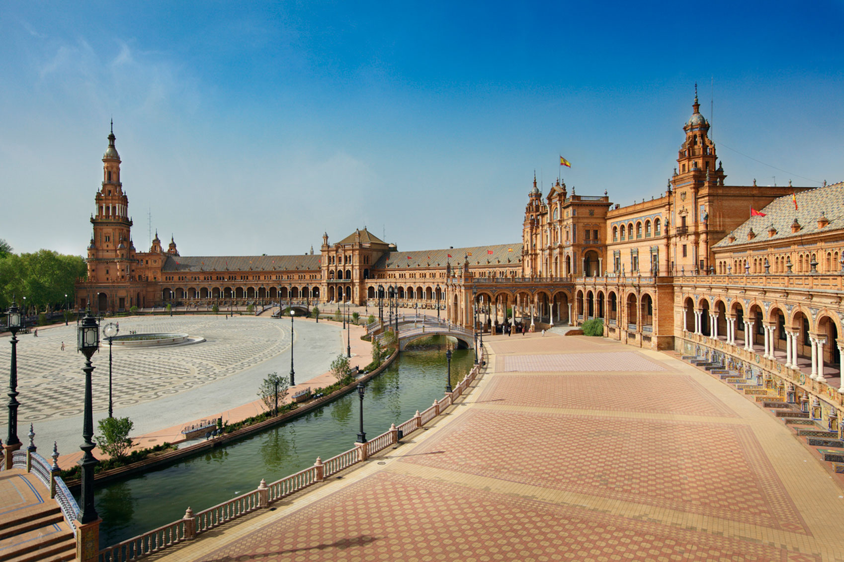 Seville Landmarks Plaza-de-Espana-Seville-www.istockphoto.comgbphotoplaza-de-espana-in-seville-gm168260903-16588609-alvarez