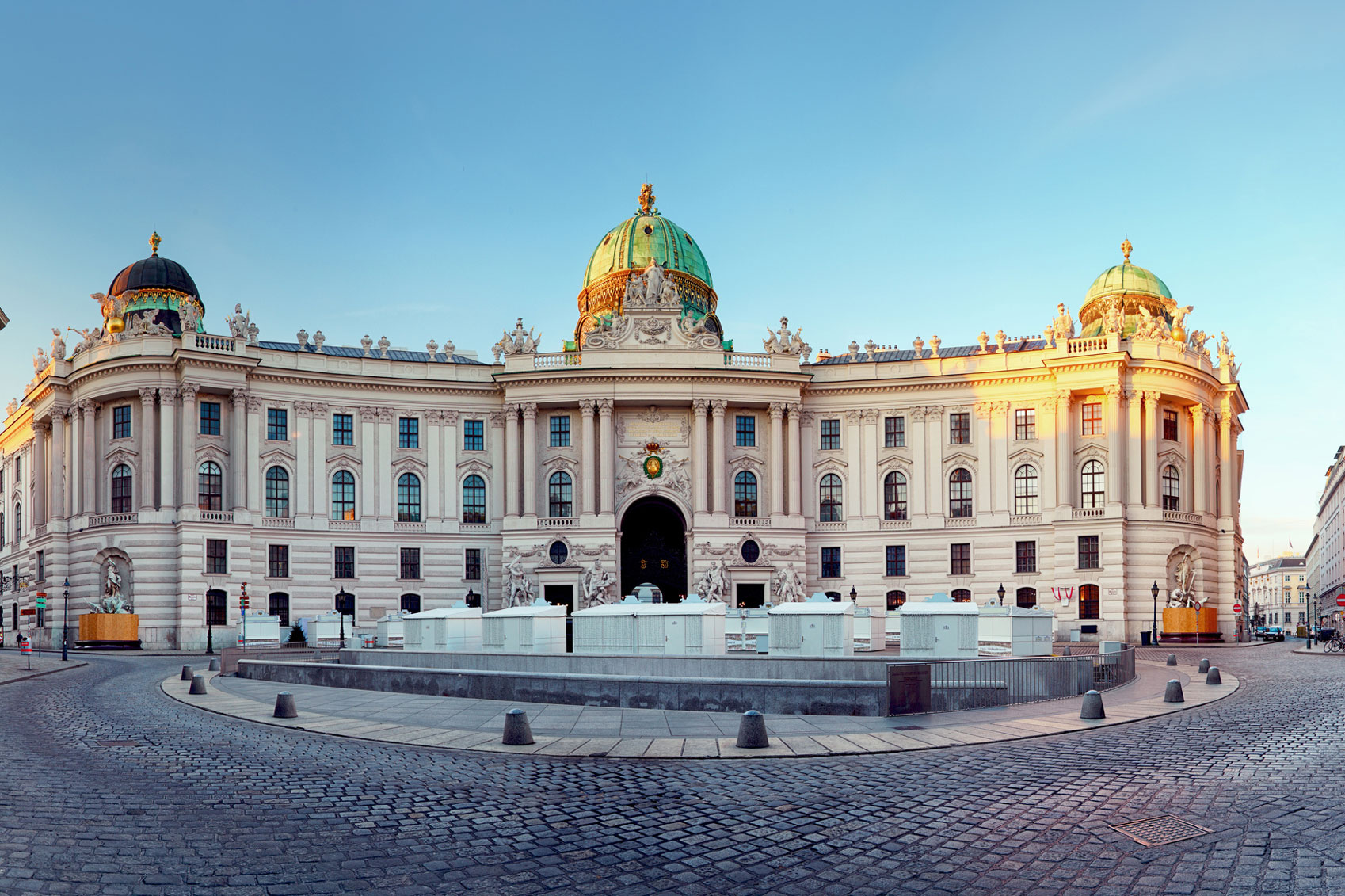 European landmarks Vienna-Hofburg-Palace-www.istockphoto.comgbphotovienna-hofburg-palace-austria-gm500175626-80584291-TomasSerada