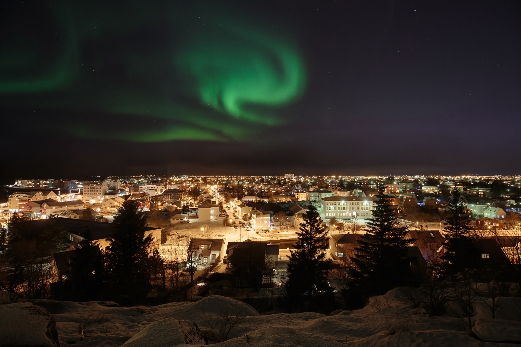 Visit Europe in Winter Reykjavik-christmas-www.istockphoto.comgbphotoaurora-over-reykjavik-gm624992100-109976733-sumos
