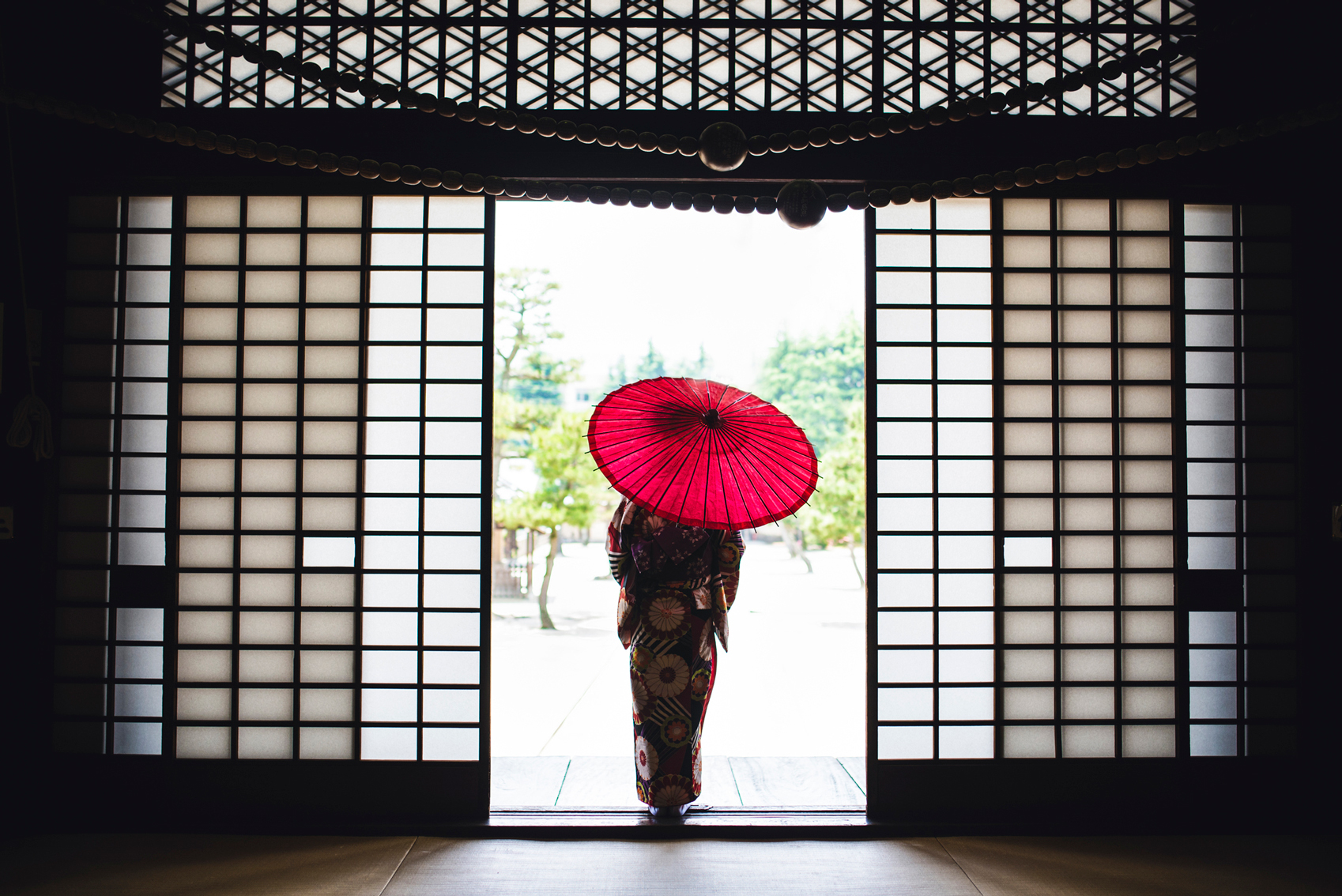 Travel Horoscope Geisha-www.istockphoto.comgbphotolittle-miss-geisha-gm540116132-96378129-AzmanJaka