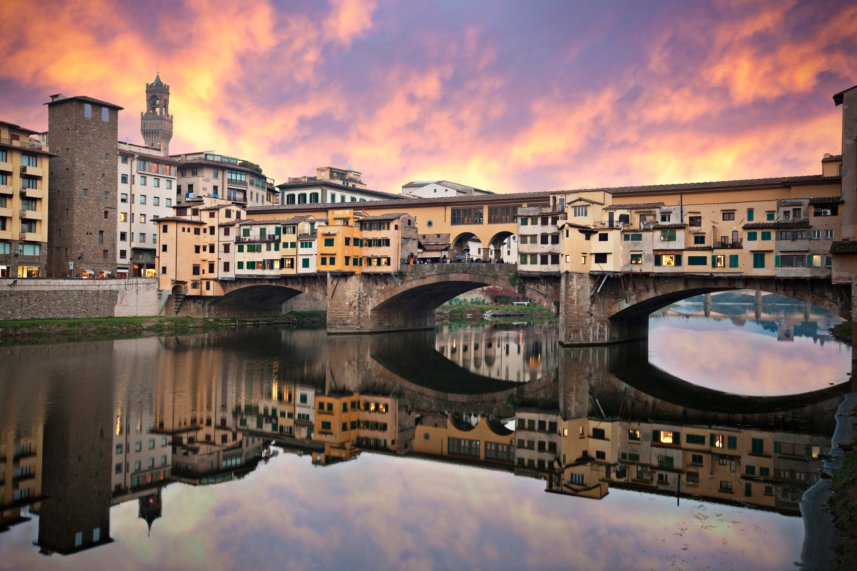 Guide to Florence Sunset-in-Ponte-Vecchio-www.istockphoto.com_gb_photo_sunset-in-ponte-vecchio-gm155387898-19547801-xavierarnau