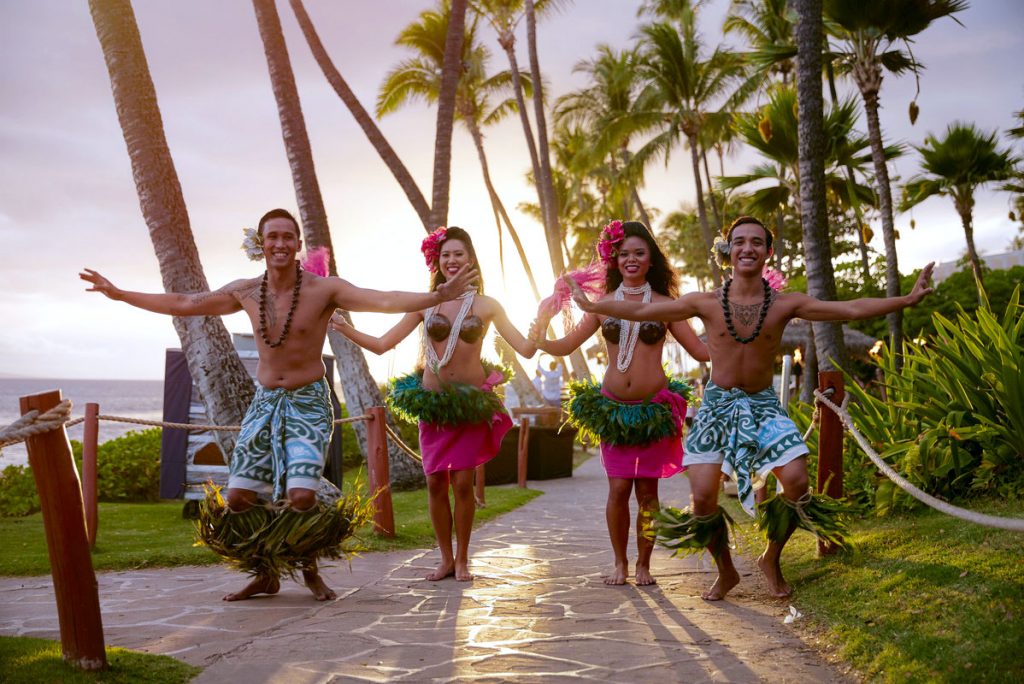 Tänzerinnen und Tänzer führen das hawaiianische Willkommens-Lei auf