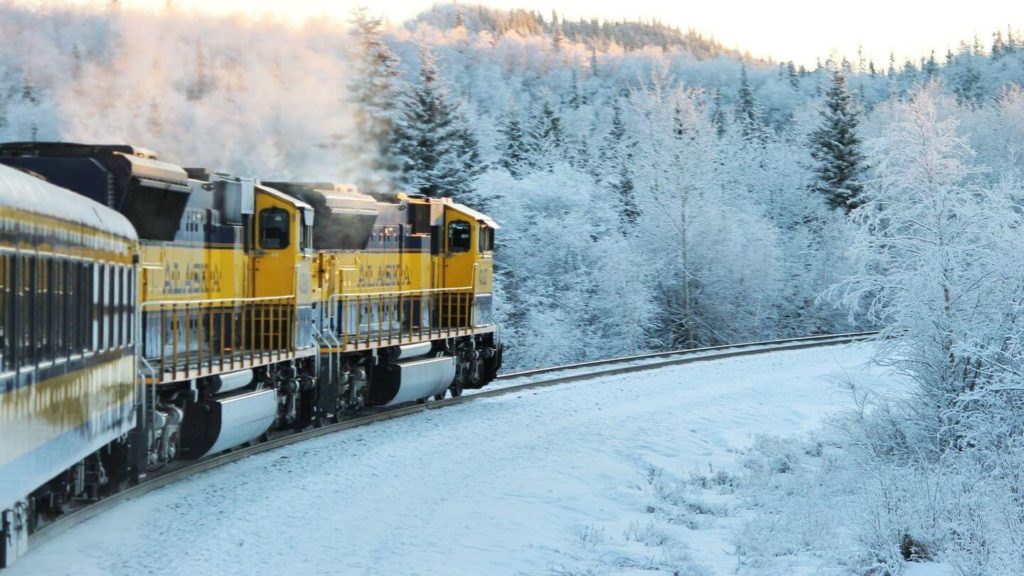 alaska train travelling through snow