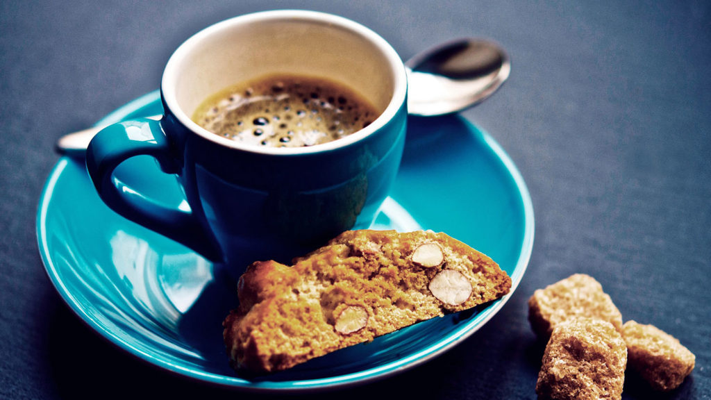 Espresso cup with a biscuit