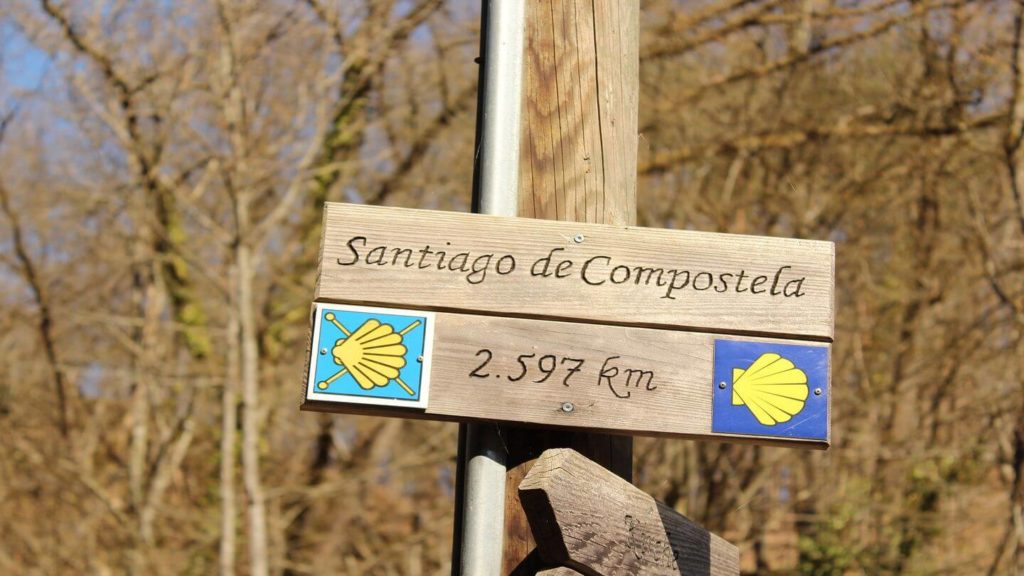 shell sign pointing the direction to Santiago de Compostela