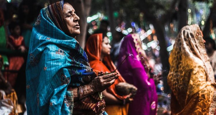 Hindu women praying India