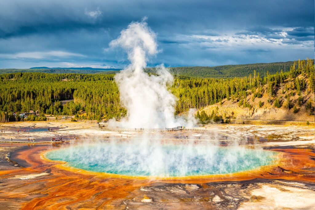 grand prismatic spring in yellowstone