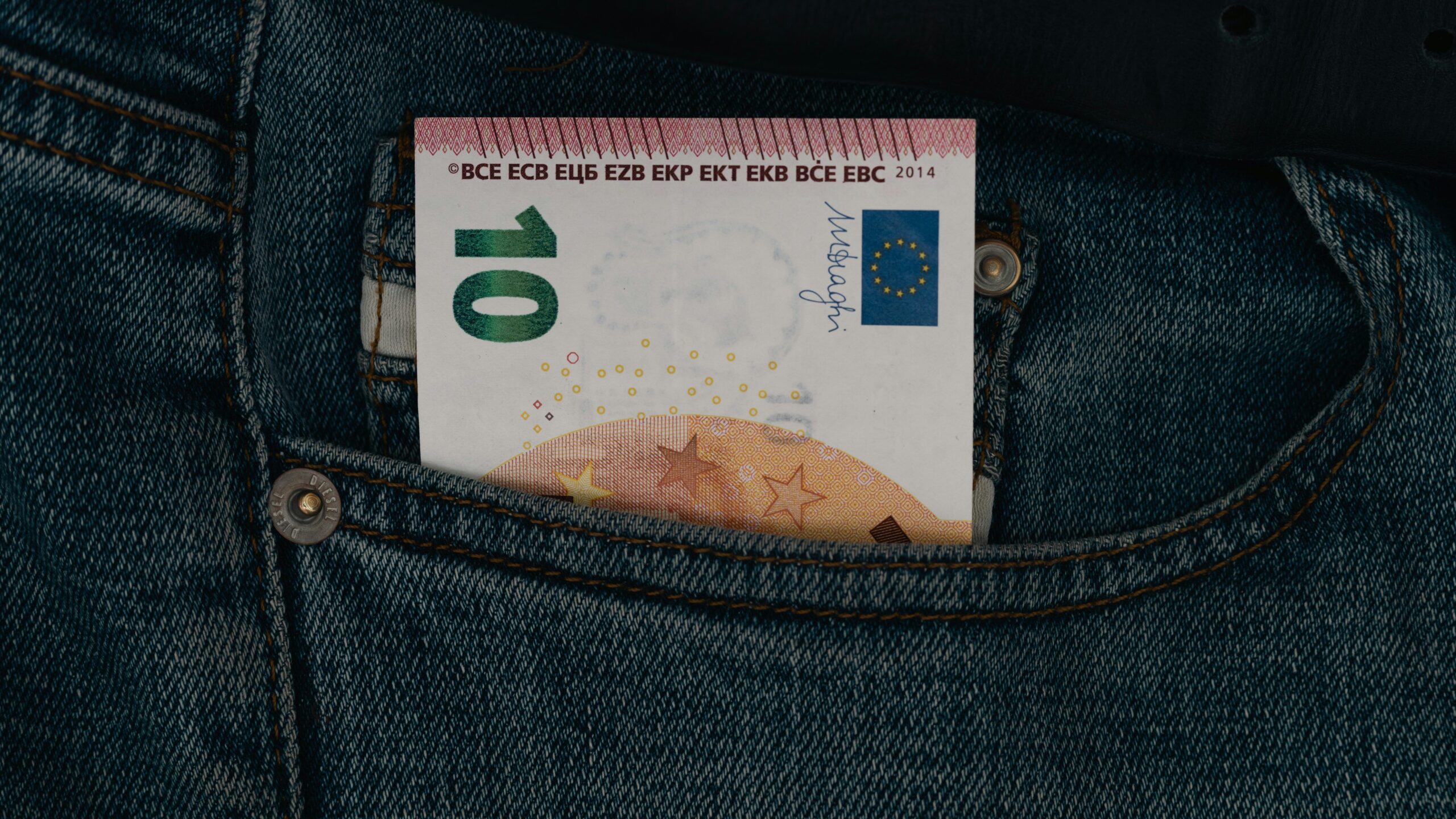 10 euro note in a back pocket