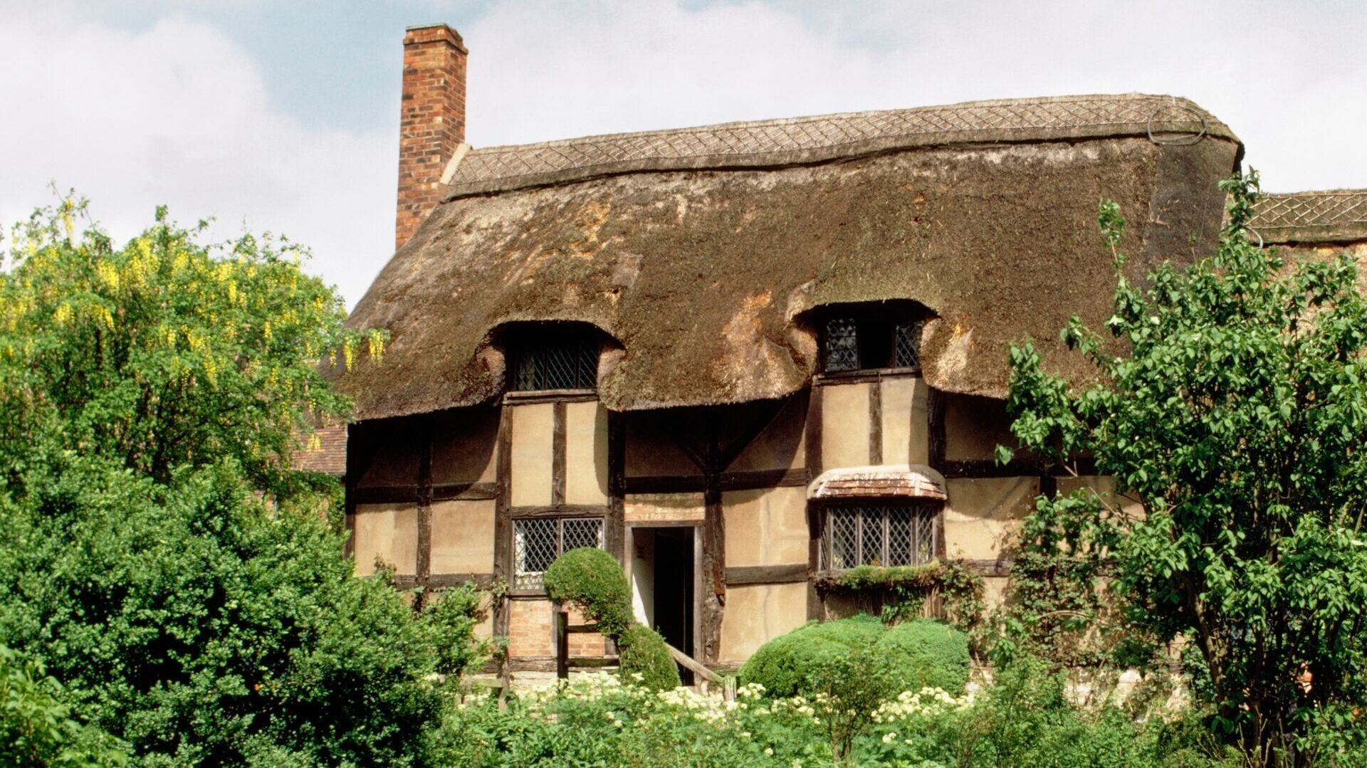anne hathaways cottage in Stratford-Upon-Avon 
